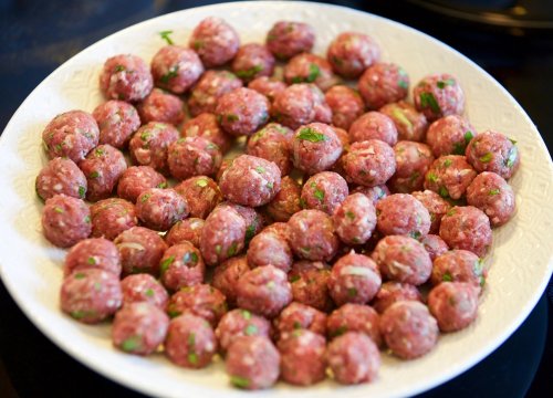 Vrijeme je za sezonske namirnice i jela na žlicu. Isprobajte kremaste mesne okruglice s njokima