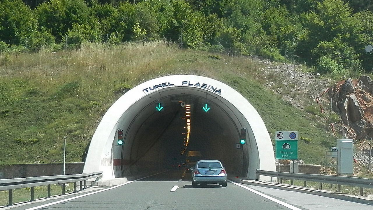 Drama na A1: Šleper nasred tunela naletio na medvjeda, policajci izvadili pištolje!