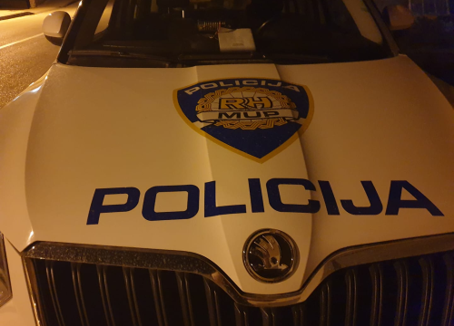 Nije stao na crveno, vrijeđao policiju i odbio alkotest. Evo koliku je kaznu zaradio