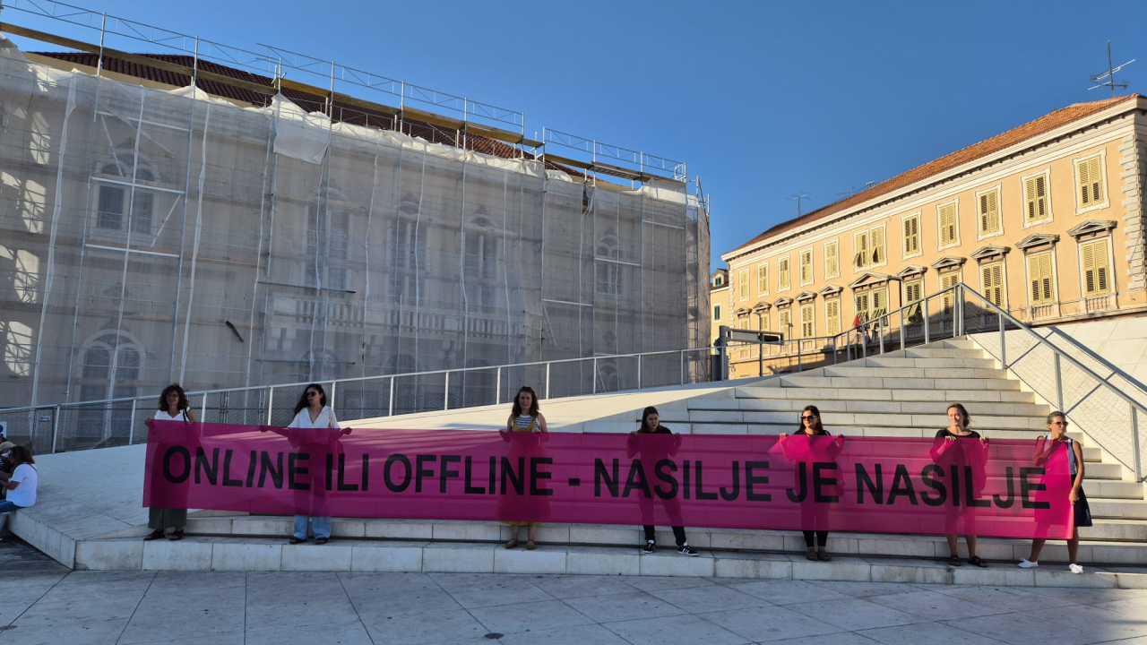 'Offline ili online- nasilje je nasilje': Na Poljani se snažnom porukom obilježava Dan borbe protiv nasilja nad ženama