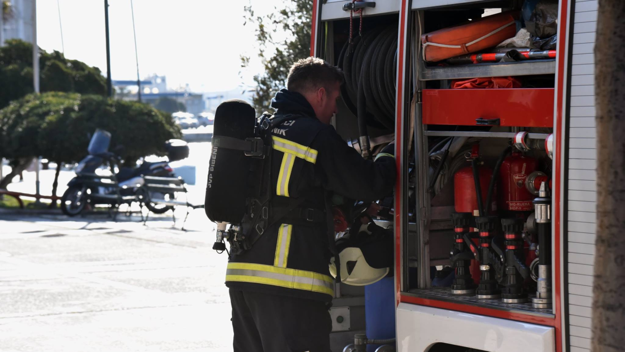 Požar progutao brod, pa se proširio na drugi: Vatrogasci jučer ujutro gasili brodice na Žirju