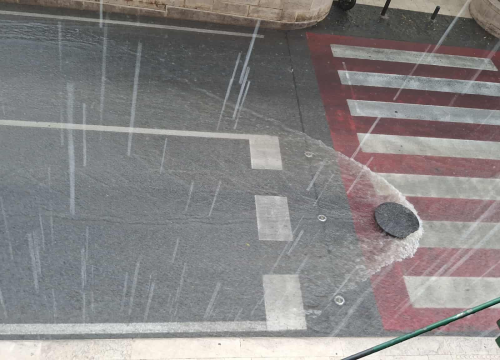 I u Šibeniku poplava. Vozači pripazite, u Ulici kralja Zvonimira izbijeni šahtovi