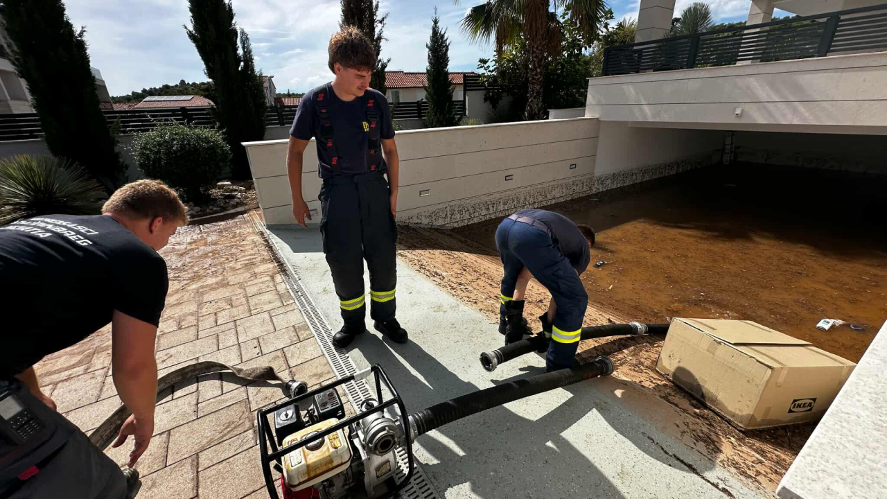 Dan pod vodom: Vatrogasci bez predaha ispumpavaju podrume, kuće, prometnice