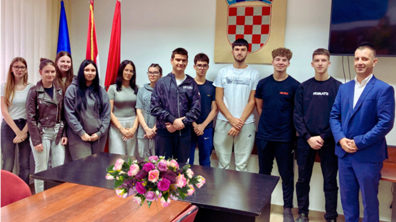 Gradonačelnik Drniša poželio sretan put mladim ekonomistima prije odlaska u Bruxelles