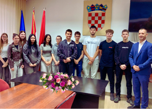 Gradonačelnik Drniša poželio sretan put mladim ekonomistima prije odlaska u Bruxelles