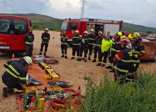 Fotografija 2 - Članovi Vatrogasnih postrojbi iz županije usavršavali vještine spašavanja iz prometnih nesreća