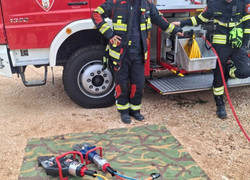 Fotografija 1 - Članovi Vatrogasnih postrojbi iz županije usavršavali vještine spašavanja iz prometnih nesreća
