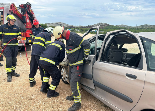 Fotografija 12 - Članovi Vatrogasnih postrojbi iz županije usavršavali vještine spašavanja iz prometnih nesreća