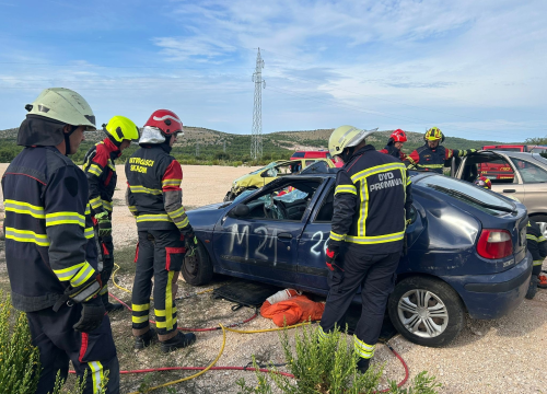 Fotografija 11 - Članovi Vatrogasnih postrojbi iz županije usavršavali vještine spašavanja iz prometnih nesreća