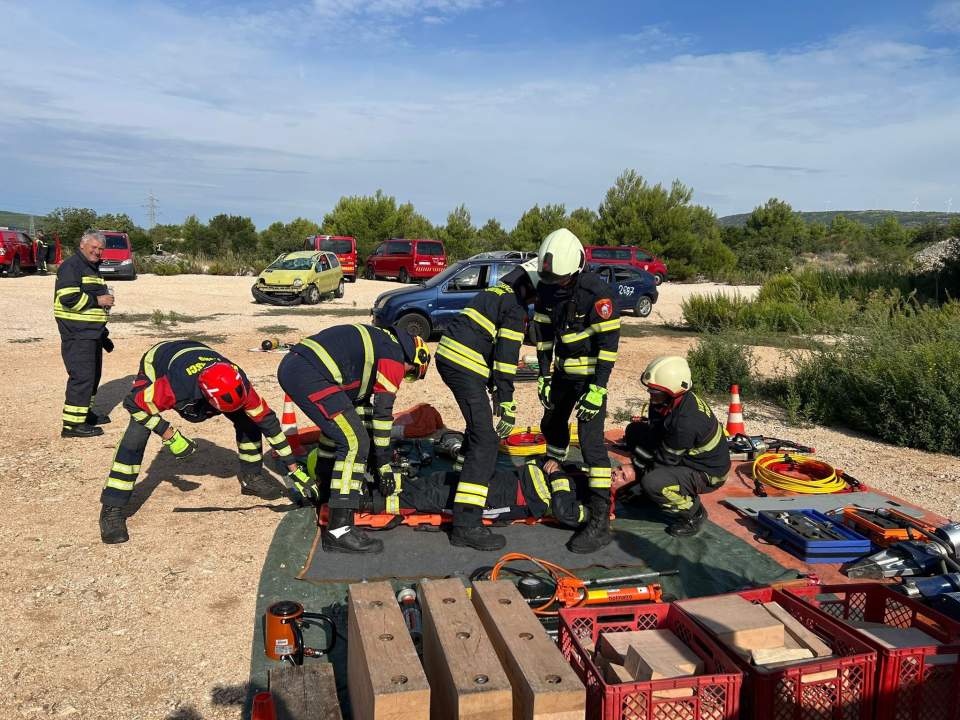 Članovi Vatrogasnih postrojbi iz županije usavršavali vještine spašavanja iz prometnih nesreća