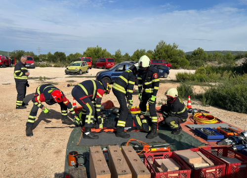 Fotografija 13 - Članovi Vatrogasnih postrojbi iz županije usavršavali vještine spašavanja iz prometnih nesreća