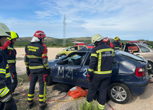 Fotografija 10 - Članovi Vatrogasnih postrojbi iz županije usavršavali vještine spašavanja iz prometnih nesreća
