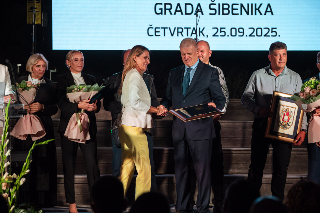 FOTO Franka Baranović Nagradu Grada Šibenika posvetila majci: 'Šibenik je utkan u moje gene i ovo je za mene posebna čast'