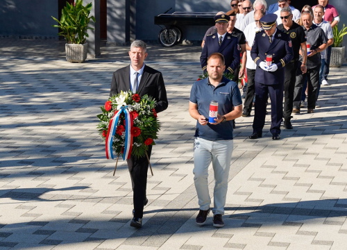 Fotografija 14 - Povodom Dana Grada i blagdana sv. Mihovila na Kvanju položeni vijenci