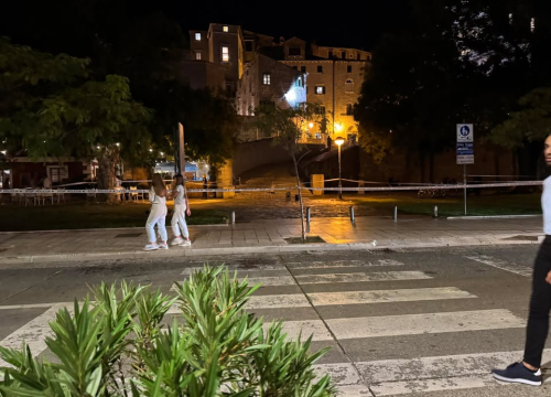 Žena prevezena u bolnicu nakon što je ispred šibenske katedrale pogođena signalnom raketom u glavu