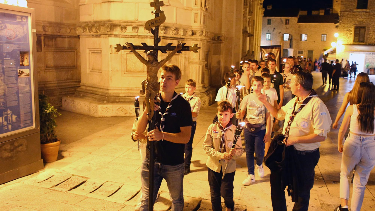 Mladi Šibenčani u procesiji za blagdan svetog Mihovila