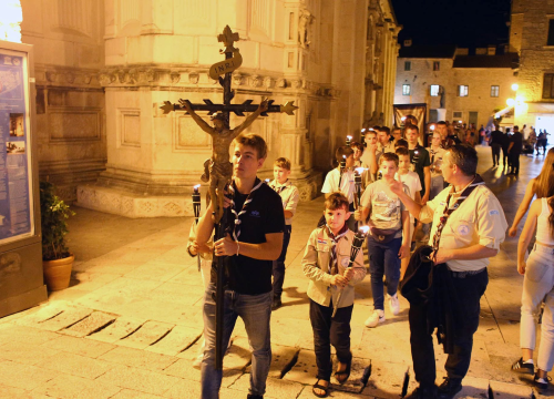 Mladi Šibenčani u procesiji za blagdan svetog Mihovila