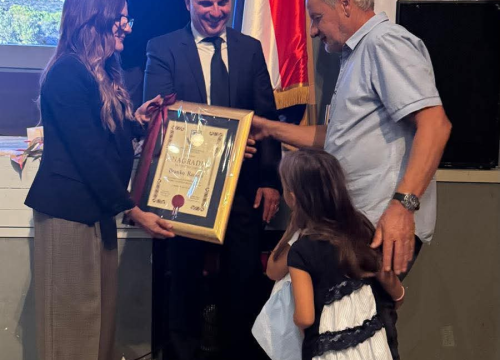 Fotografija 1 - Na svečanoj sjednici Općine Murter-Kornati kapetanu Branku Rameši dodijeljena nagrada za životno djelo