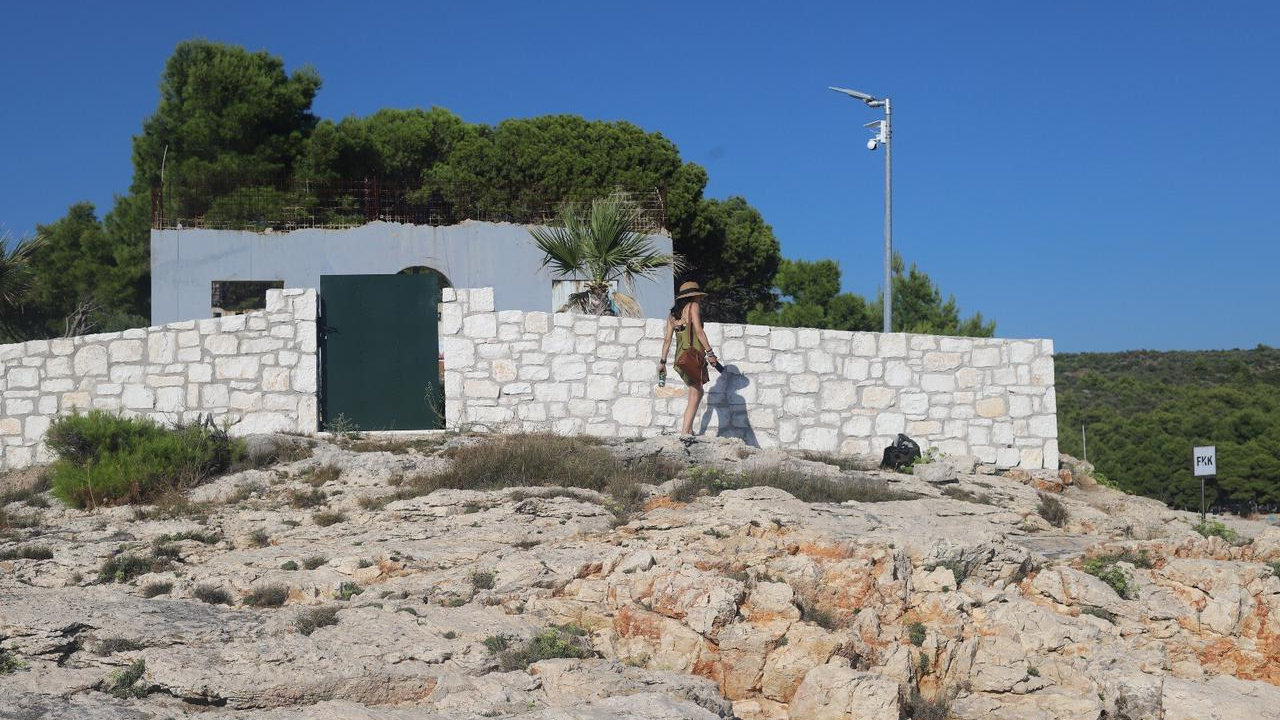 Nastavak murterske trakavice: Pripuz uklonio pa opet vratito mobilne kućice u ilegalnom kampu