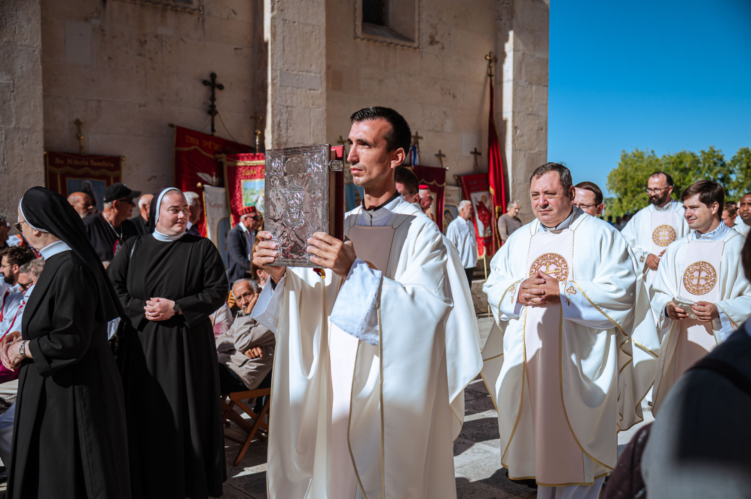 FOTO Održana svečana procesija i sveta misa u povodu blagdana sv. Mihovila