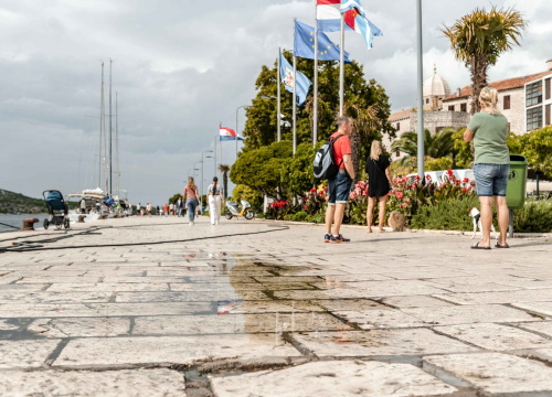 VIDEO Urinirao s jedrilice na šibenskoj rivi nasuprot punih štekata. Još je i mahnuo kad je završio