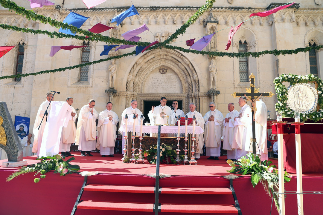 Misno slavlje kod Katedrale predvodio dubrovački biskup Roko Glasnović