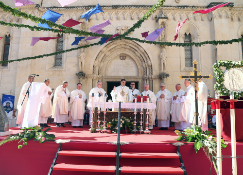 Fotografija 1 - Misno slavlje kod Katedrale predvodio dubrovački biskup Roko Glasnović