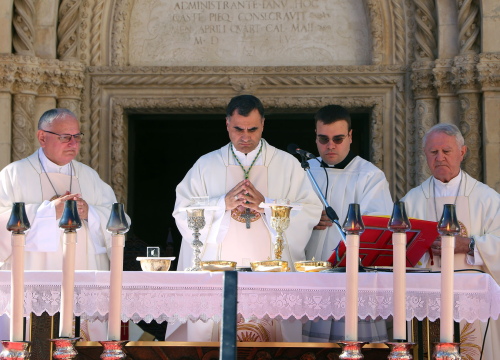 Fotografija 3 - Misno slavlje kod Katedrale predvodio dubrovački biskup Roko Glasnović