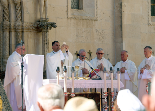 Fotografija 2 - Misno slavlje kod Katedrale predvodio dubrovački biskup Roko Glasnović