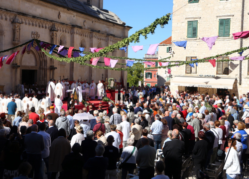 Fotografija 4 - Misno slavlje kod Katedrale predvodio dubrovački biskup Roko Glasnović