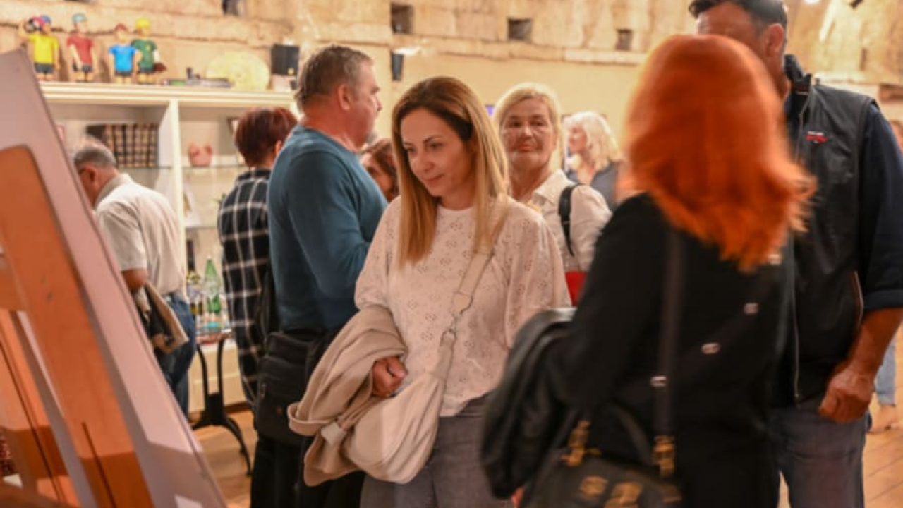 Fotografijama u čast Šibeniku: U galeriji Azimuta otvorena izložba Mirande Trklje