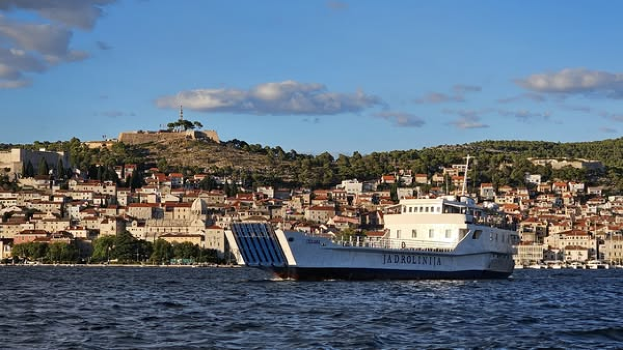 Zbog jakog vjetra trajekt ne pristaje u luke Zlarin i Žirje
