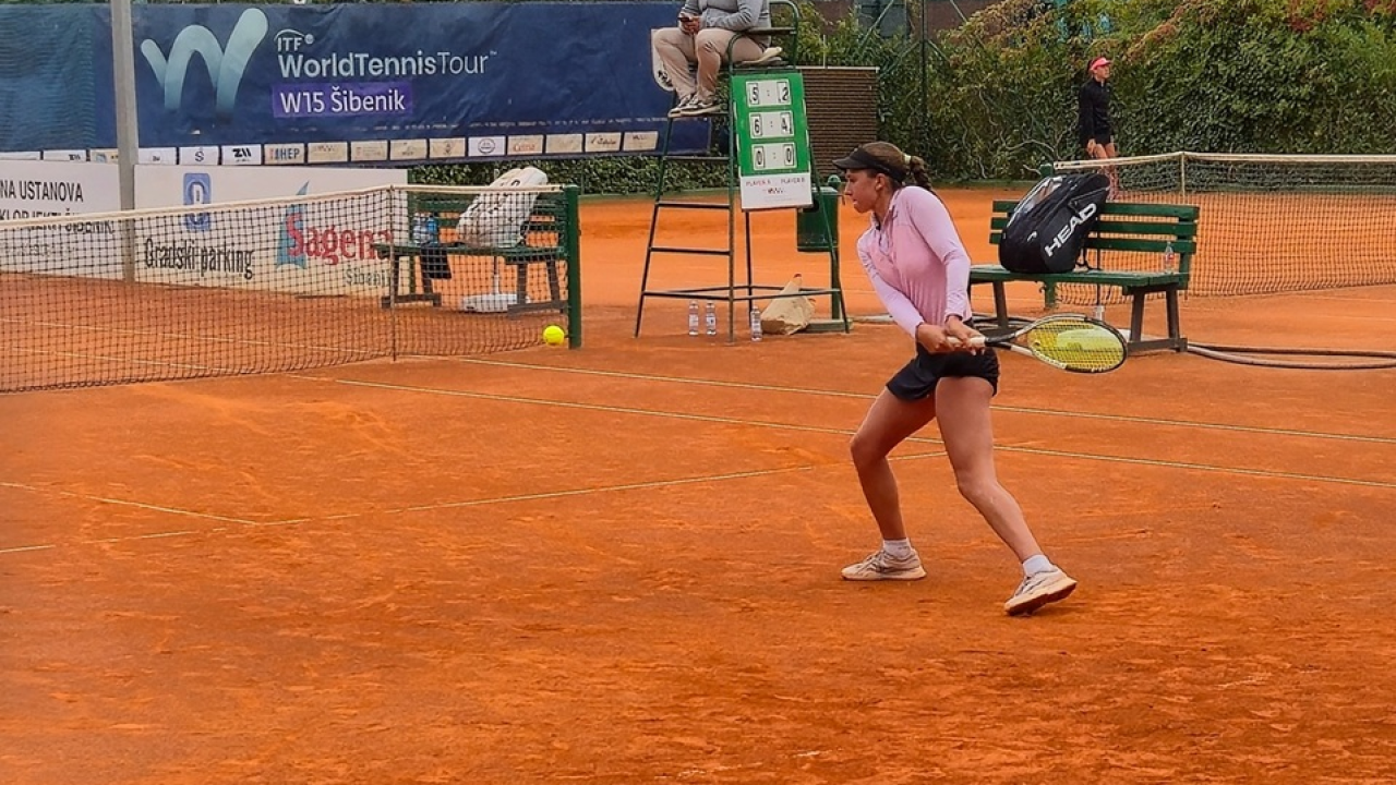 Na šibenskom turniru za tenisačice Bumbak ispala u prvom kolu, danas igra četvrtfinale parova