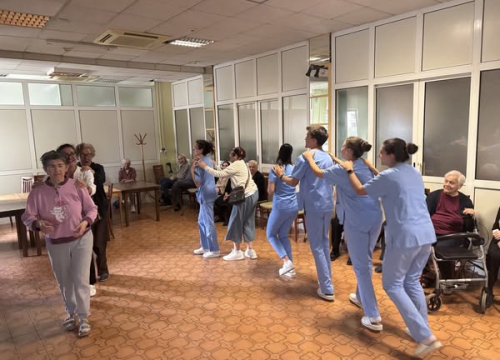 Učenici šibenske Medicinske škole razveselili korisnike Cvjetnog doma