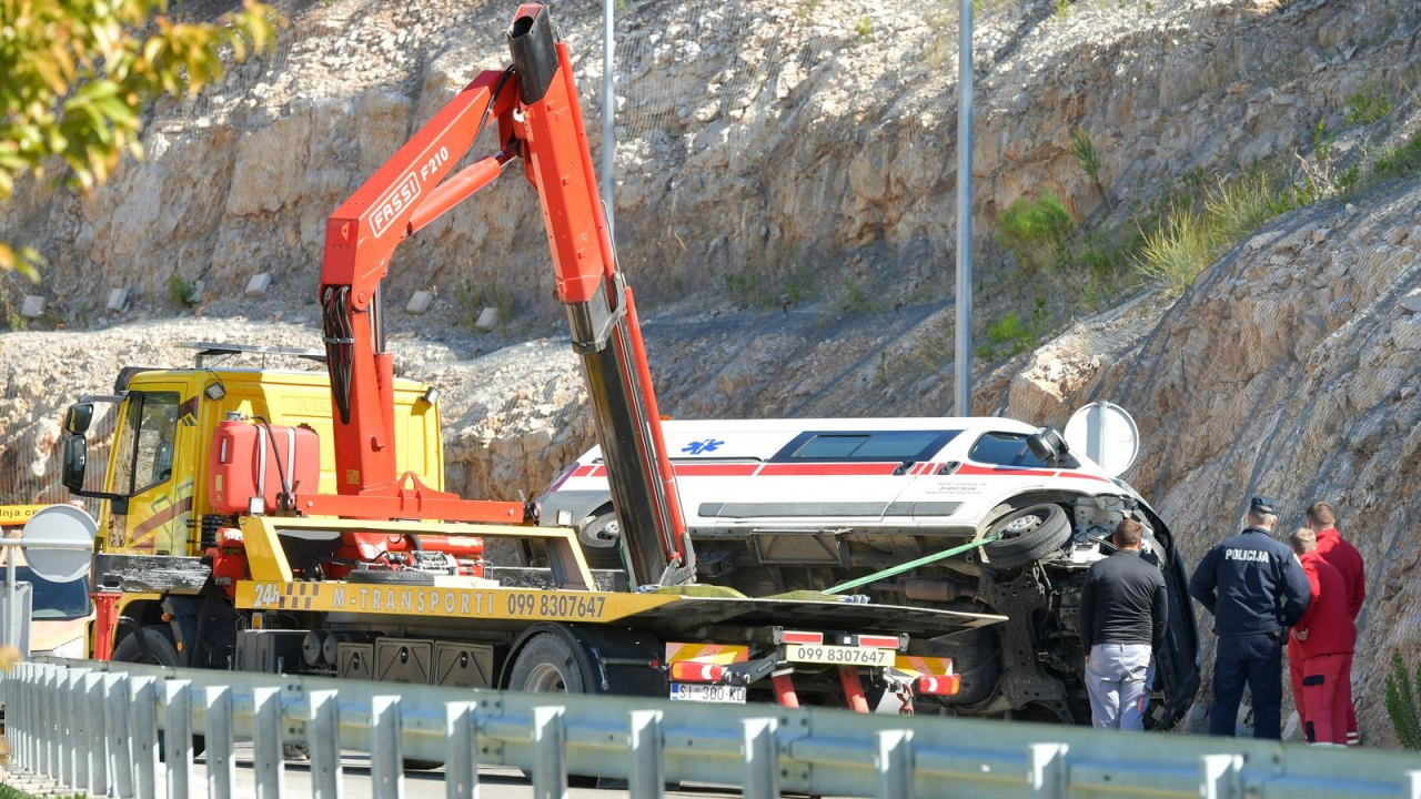 Na izlazu s magistrale u Šibenik prevrnulo se sanitetsko vozilo, dvije osobe ozlijeđene