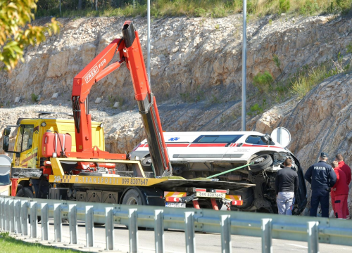 Na izlazu s magistrale u Šibenik prevrnulo se sanitetsko vozilo, dvije osobe ozlijeđene