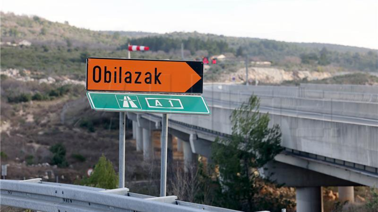 Vjetar otežava promet, u prekidu i brodske linije