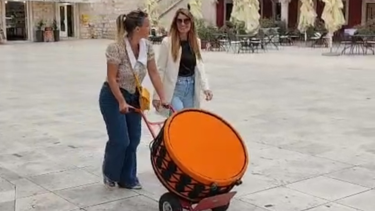 Turisti oduševljeni, Šibenčani iznenađeni: Velika šibenska kapa 'prošetala' gradom