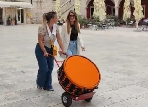 Turisti oduševljeni, Šibenčani iznenađeni: Velika šibenska kapa 'prošetala' gradom