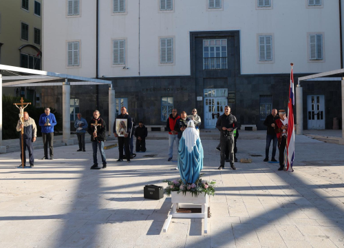 Muškarci u centru Šibenika mole za duhovne autoritete, predbračnu čistoću i čednost