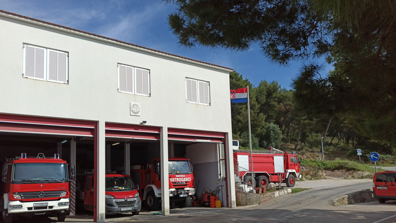 Vatrogasci kod Rogoznice sinoć gasili požar na vozilu