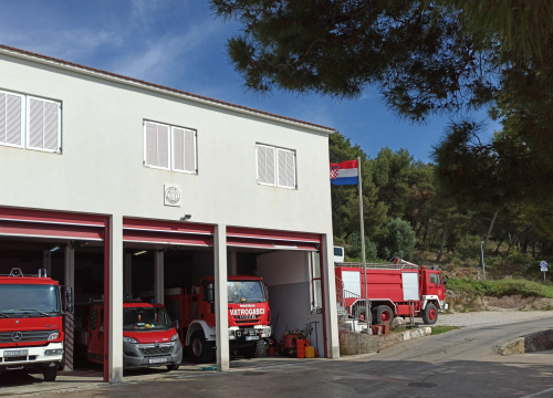 Vatrogasci kod Rogoznice sinoć gasili požar na vozilu