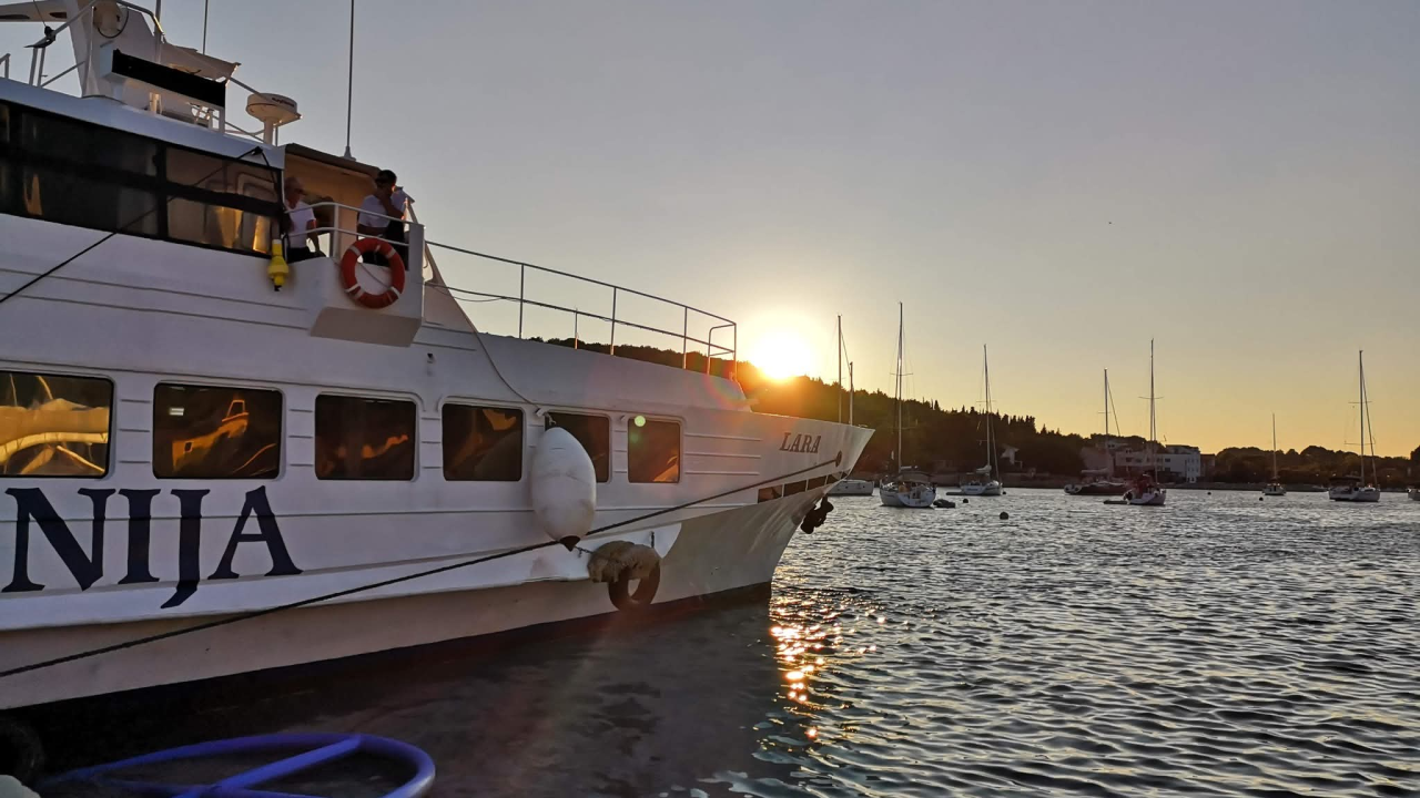 Ogorčenje u Prvić Luci: Brod prestao pristajati, a radovi još nisu počeli