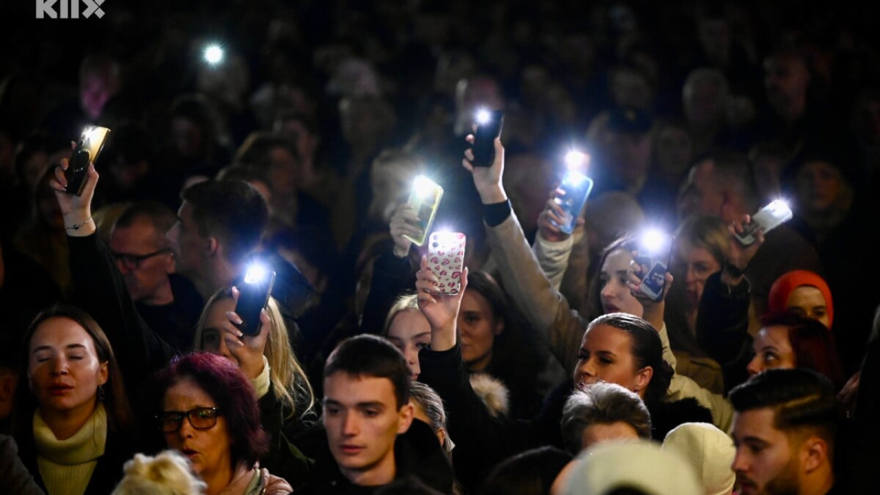 Sarajevo se oprašta od Halida Bešlića: Brojni građani uz suze i pjesmu odaju počast legendarnom pjevaču