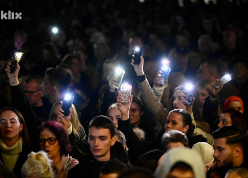 Sarajevo se oprašta od Halida Bešlića: Brojni građani uz suze i pjesmu odaju počast legendarnom pjevaču