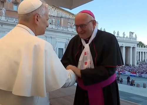Fotografija 1 - Simbol Šibenika u rukama Pape: Biskup Rogić darovao šibensku kapu Lavu XIV.