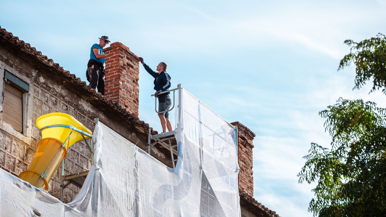 Briga za javnu sigurnost u Šibeniku: Uklanjaju se dotrajali dimnjaci sa zgrade u Zvonimirovoj