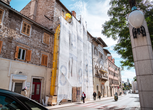 Briga za javnu sigurnost u Šibeniku: Uklanjaju se dotrajali dimnjaci sa zgrade u Zvonimirovoj