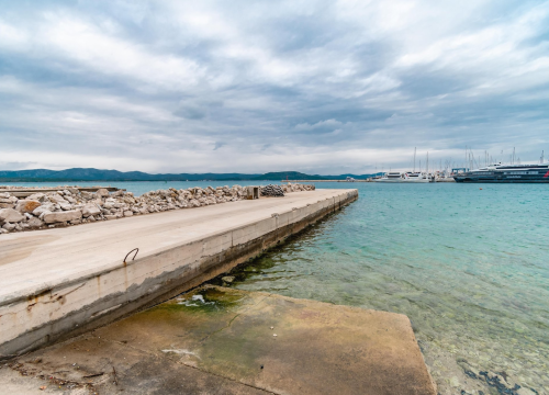 Izgradio kuću i terase u Betini na pomorskom dobru. 60-godišnjaku kaznena prijava