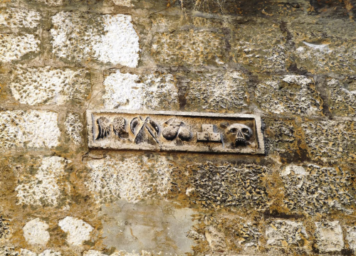 Šibenski misteriozni rebus na Dobriću: Stoljetna opomena uklesana u kamen